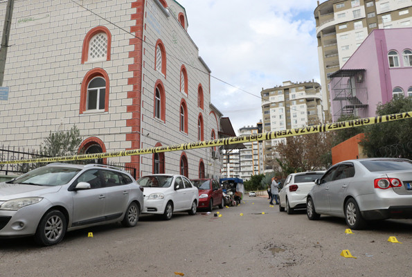 Mersin’de cami önünde silahlar konuştu - Resim: 4