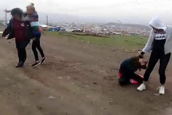 İki kızı dağa götürüp önce dövdüler sonra bir külot kalana kadar soyup... - Resim: 1