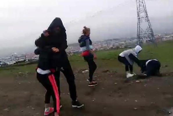 İki kızı dağa götürüp önce dövdüler sonra bir külot kalana kadar soyup... - Resim: 2