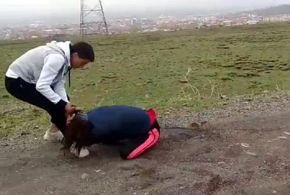 İki kızı dağa götürüp önce dövdüler sonra bir külot kalana kadar soyup... - Resim: 3