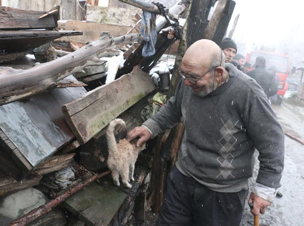 En acı fotoğraf! Kedisine sarılıp felaketi izledi - Resim: 3