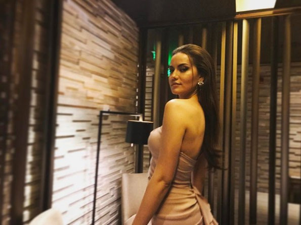 Fahriye Evcen ilallah ettirdi! Herkes ondan yaka silkiyor - Resim: 4