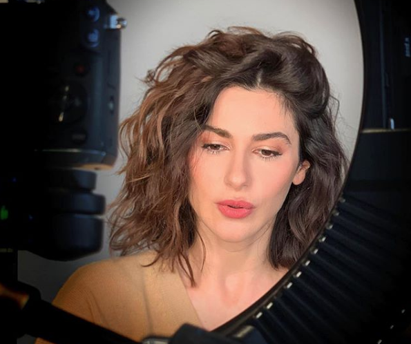 Nesrin Cavadzade iç gösteren kıyafetini paylaştı sosyal medyada tepki çekti - Resim: 1