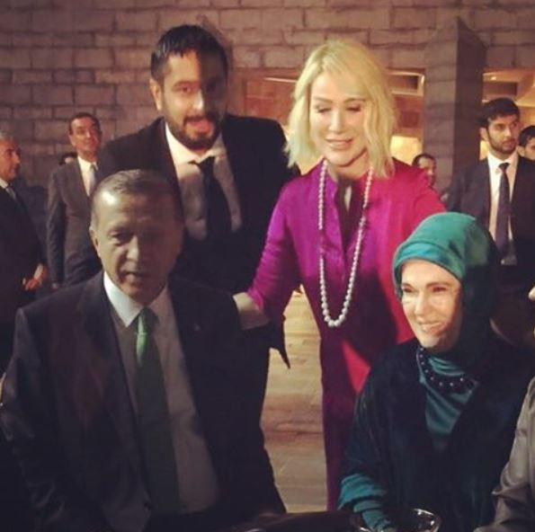 Seda Sayan sevgilisinin elini öptü harçlığı kaptı! - Resim: 2