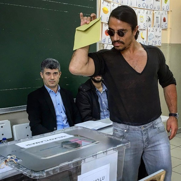 Okan Bayülgen Nusret'i yerden yere vurdu! Acun Ilıcalı sahip çıktı - Resim: 1