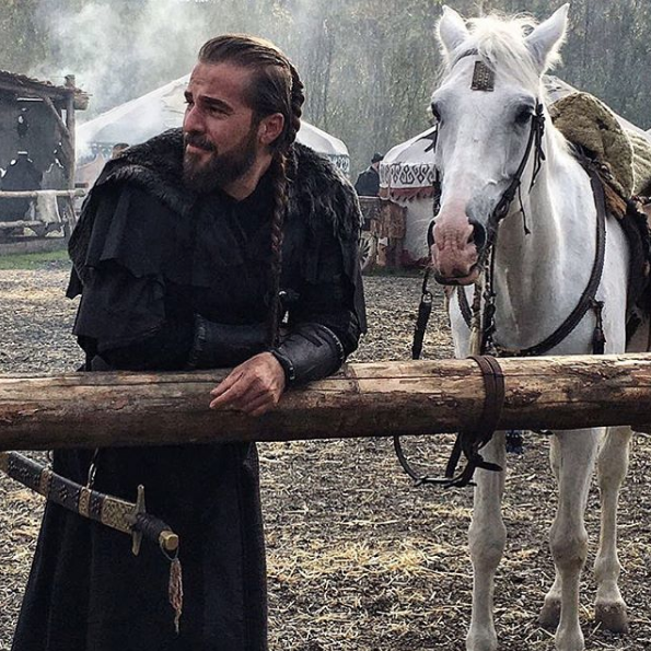 Diriliş Ertuğrul dizisinin yıldızına yoğun ilgi - Resim: 1