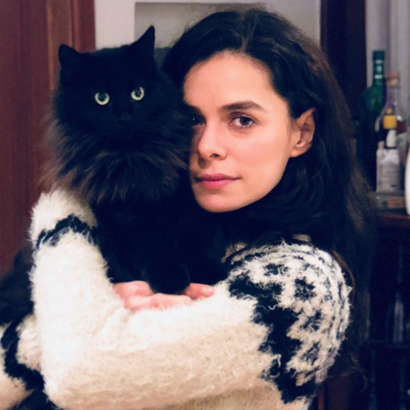 Özge Özpirinçci'nin hayvan sevgisi sınır tanımıyor! Bu sefer sümüklü böcekle poz verdi - Resim: 4