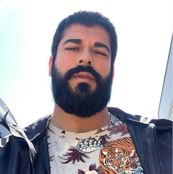 Burak Özçivit Fahriye Evcen ve oğlu Karan'la 'Bizim evin halleri' deyip paylaştı - Resim: 1