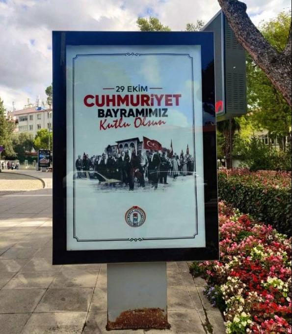 29 Ekim afişlerinde "Cumhuriyet" yanlış yazıldı, valilik anında yenisini astı - Resim: 0