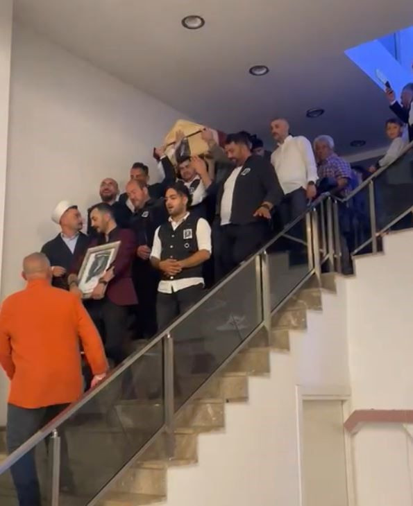 Damadın en mutlu gününe tabutla geldiler! Takı niyetine temizlik malzemeleri taktılar: Salondakiler neye uğradığını şaşırdı! - Resim: 4