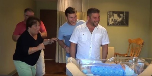 Bebeğin yanına yaklaştılar ama ağızları açık kaldı bakın neden  - Resim: 4