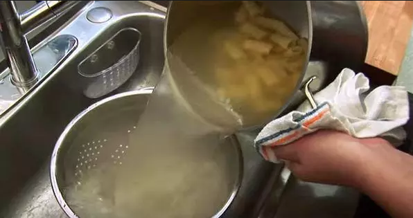 Makarna suyunu asla lavaboya dökmeyin bunu yapmayın! - Resim: 1