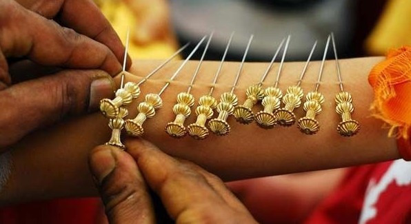 Burada insanlar vücutlarını bıçaklıyor! Nedeni ise... - Resim: 4