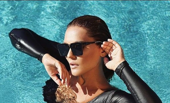 Demet Akalın derin göğüs dekolteli mayosuyla pozunu verdi ortalığı salladı - Resim: 4