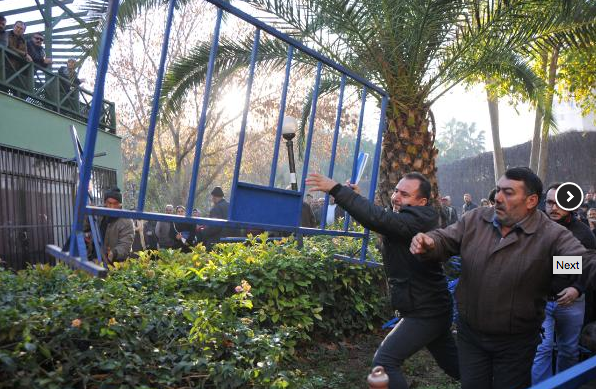 Ortalık fena karıştı! Demirlikler havada uçuştu - Resim: 4