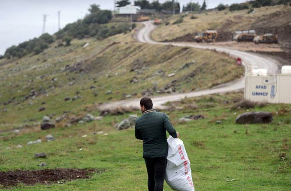 Helal olsun sana! Üşümesinler diye mevziye odun taşıdı - Resim: 2