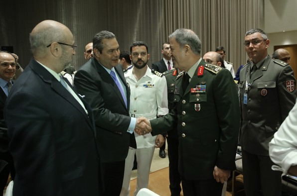 Hulusi Akar Kardak'a inemeyen bakanı görünce affetmedi - Resim: 2