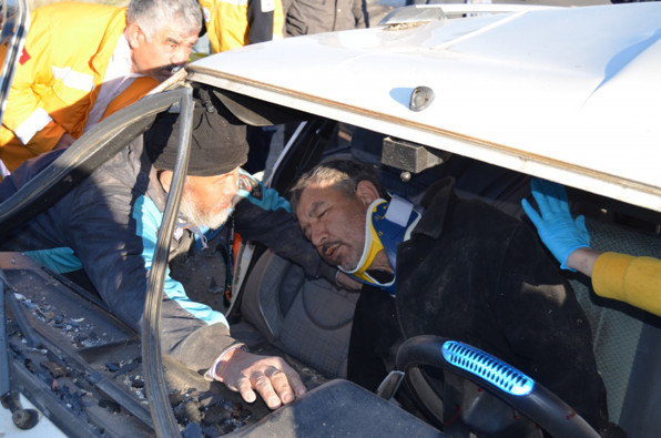 Aksaray'da feci kaza otomobilin aldığı şekil adeta kazayı özetledi - Resim: 1