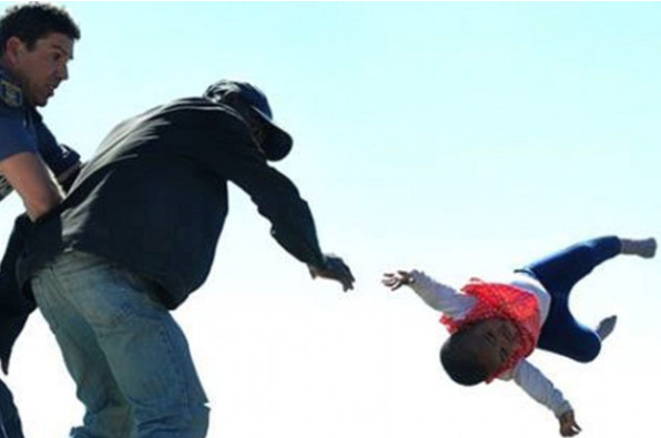 İnanılmaz anlar! Canavar baba bebeğini çatıdan attı - Resim: 4