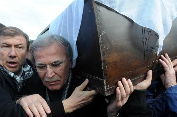 Mehmet Ali Şahin eşini gözyaşlarıyla uğurladı - Resim: 3