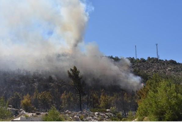 İzmir'de yangın olay yerinden ilk görüntüler - Resim: 2
