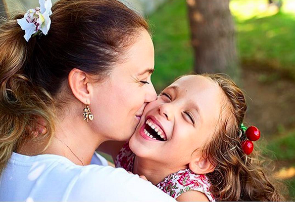 Ceyda Düvenci'den duygusal mesaj! "Sen benim kahraman kızımsın" - Resim: 1