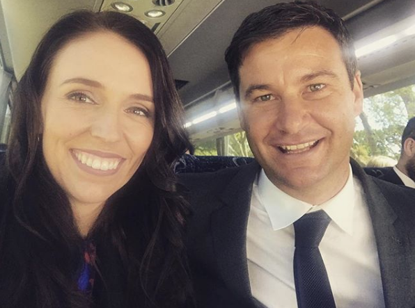 Başbakan görevi başında sevgilisinden hamile kaldı  - Resim: 2