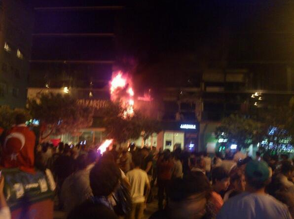 İzmir AKP binası böyle yakıldı - Resim: 4