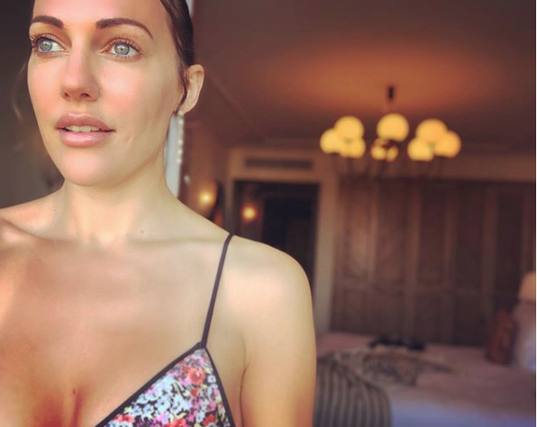 Otel odasında iç çamaşırlı fotoğraf Meryem Uzerli pozuyla olay yarattı - Resim: 1