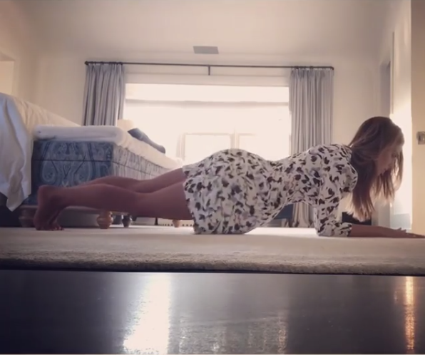 Yaptıklarıyla 4 çocuk annesi olduğuna inanamayacaksınız fiziği yok artık dedirtti - Resim: 1