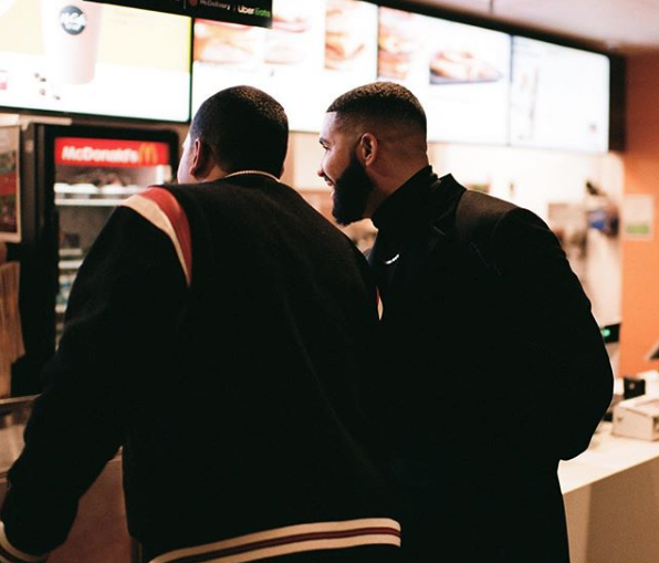 Garsonlara tam 10 bin dolar bahşiş verdi! Bu adam para dağıtıyor - Resim: 1