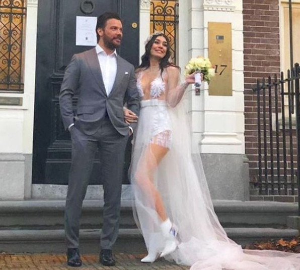 Sinan Akçıl ile Burcu Kıratlı boşanıyor mu eşinin yarı çıplak gelinliğine tepki göstermişti - Resim: 1