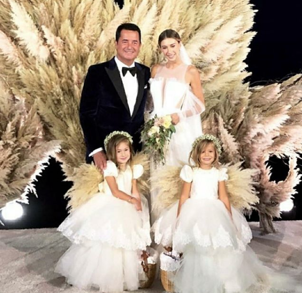 Şeyma Subaşı'nın gelinliğinin elbiselerinin fiyatı dudak uçuklattı! - Resim: 1