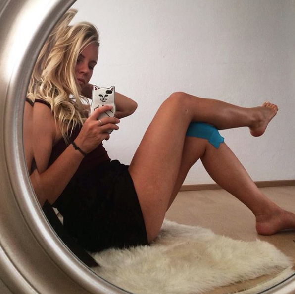 Tuvaletini yaparken fotoğraf paylaşan kayakçı şimdi de çırıl çıplak! - Resim: 1