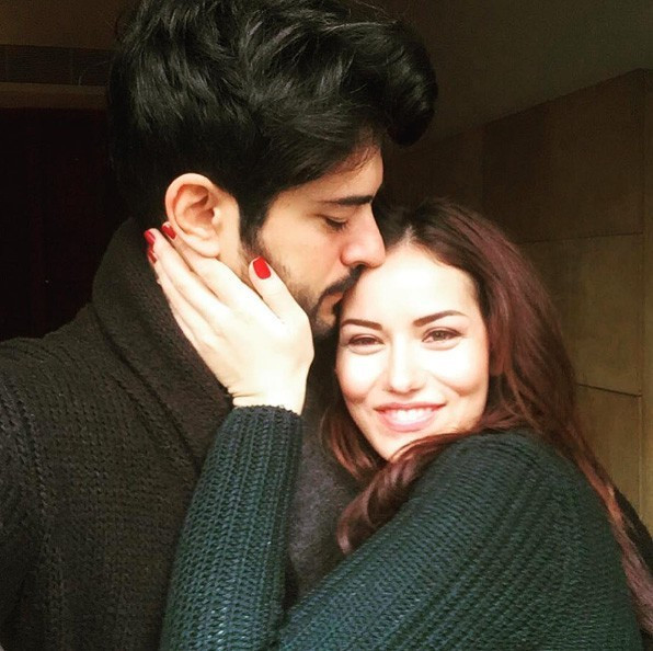Fahriye Evcen ve Burak Özçivit'in düğün tarihine bakın! - Resim: 2