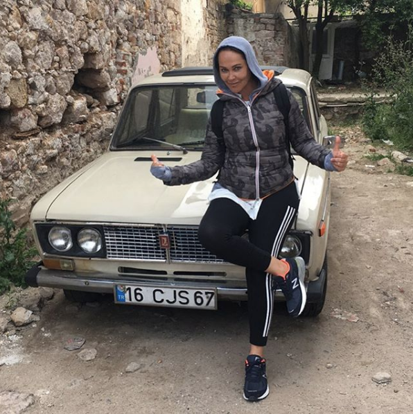 Kırmızı kombinezondan sonra bornozlu mini klip! Hülya Avşar sosyal medyayı salladı - Resim: 3