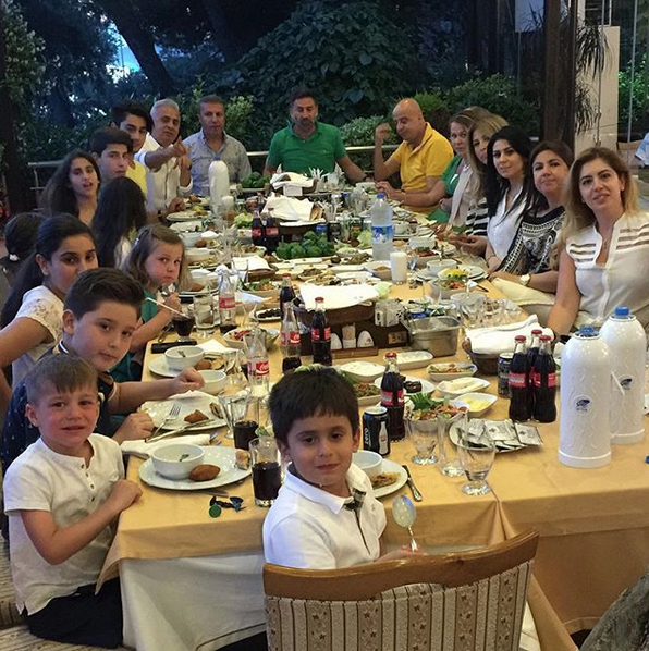 İzzet Yıldızhan çocukları 9 yaptı! Herkes eşini merak ediyor - Resim: 1