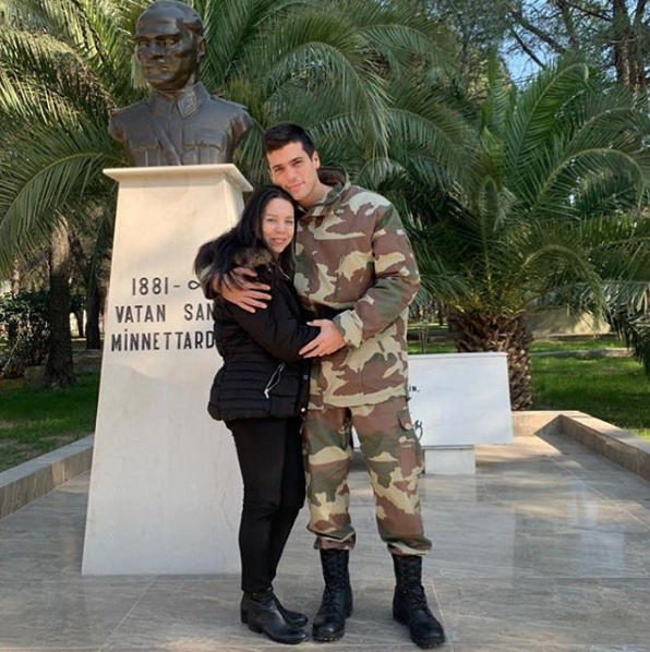 Can Yaman için şok eden suçlama kadın hayranı 'Beni dövdü' deyip şikayetçi oldu - Resim: 1