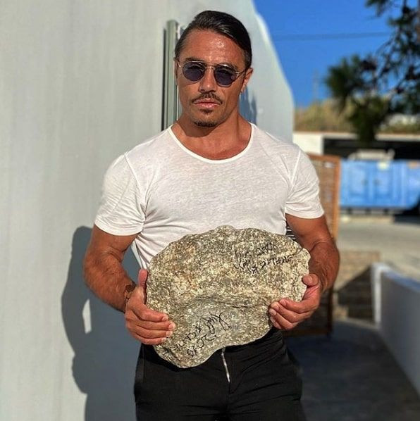 Nusret Gökçe spor yaparken kullandığı taşı satışa çıkardı altınla kaplayıp zam yaptı - Resim: 1