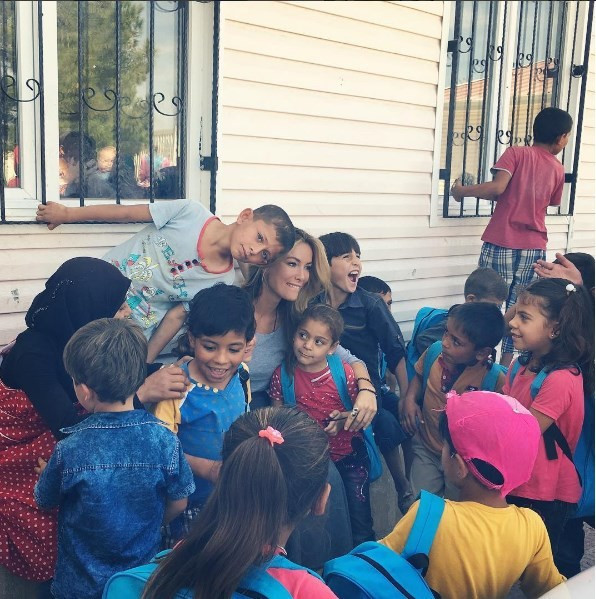 Gamze Özçelik'ten sınırdaki askere destek - Resim: 2