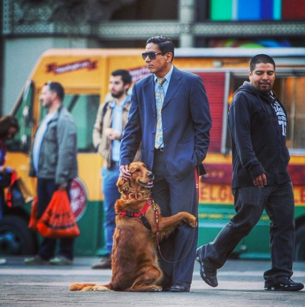 Sokağa çıkıyor önüne gelen herkese sarılıyor  - Resim: 1