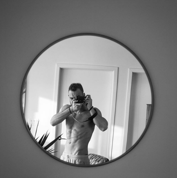 Kerem Bürsin yarı çıplak poz verdi Instagram'da yer yerinden oynadı - Resim: 2