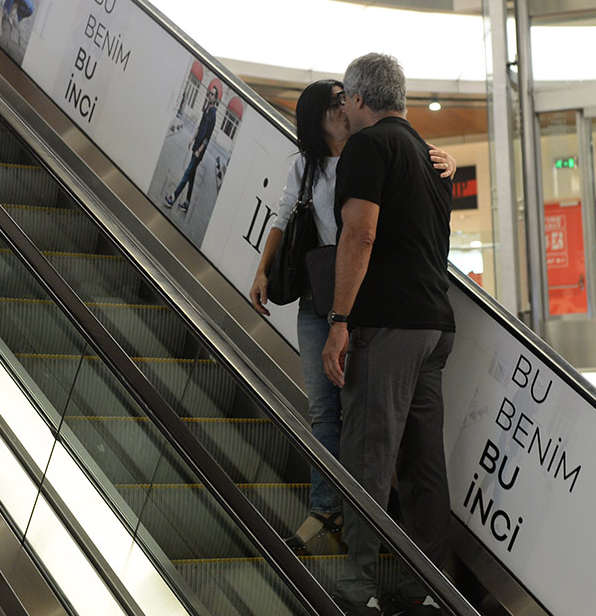 Eski manken Engin Koç yıllar sonra ortaya çıktı dudak dudağa yakalandı - Resim: 1