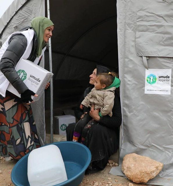 Umuda Koşanlar Derneği kurucusu Gamze Özçelik İdlib'de umut dağıttı! - Resim: 1