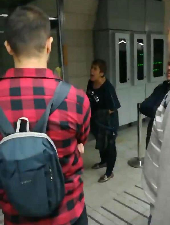 Karaköy’de başörtülü kıza saldıran kadınla ilgili komşuları konuştu - Resim: 1