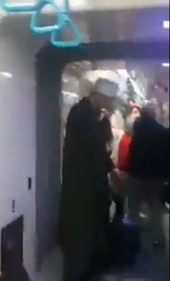 Metroda sarıklı kişiyi 10. yıl marşı ile taciz ettiler! Tepki alan görüntüler - Resim: 4