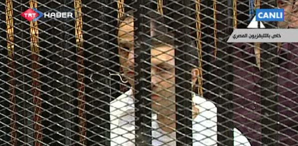 Mübarek kafes içinde ifade veriyor - Resim: 3