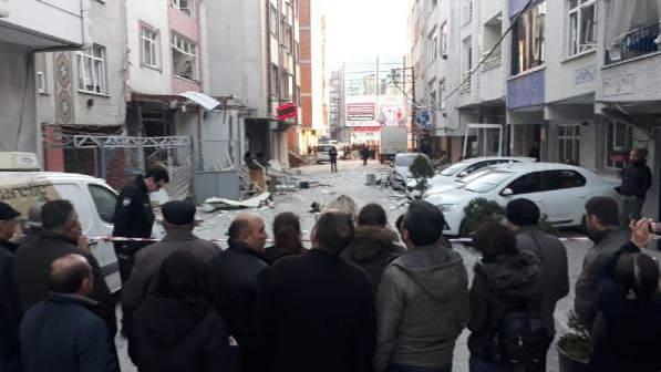 Esenyurt'ta korkutan patlama! Araç ve binalarda hasar var - Resim: 0