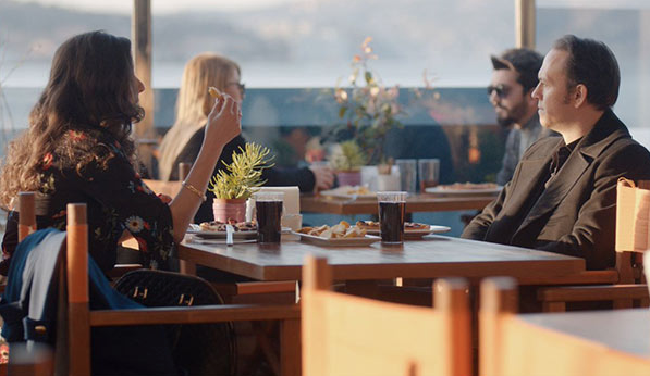 Çukur'un yıldızı flaşlar patlayınca utandı! Mini eteği gözleri şaşı etti - Resim: 1