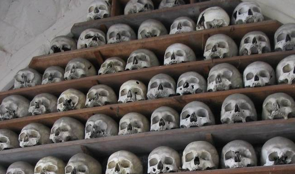 İnanılmaz gelenek! Ölülerini akbabalara yem ediyorlar... - Resim: 2